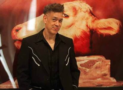 El fotógrafo Andres Serrano, ante una obra suya expuesta en el Círculo de Bellas Artes.