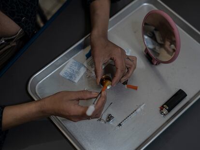 Una mujer prepara una dosis en Tijuana (Estado de Baja California), en mayo de 2023.
