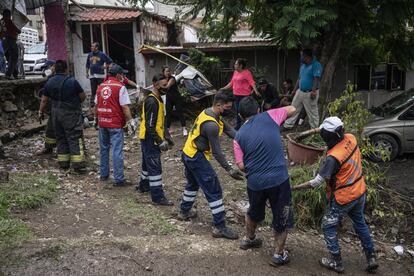 Personal de protección civil y bomberos acudieron a las casas dañadas para dirigir las labores de limpieza.
