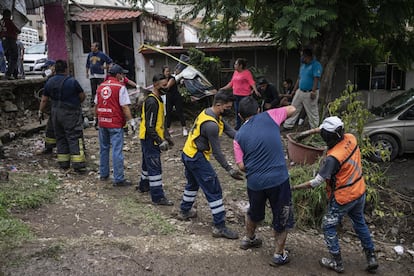 Personal de protección civil y bomberos acudieron a las casas dañadas para dirigir las labores de limpieza.