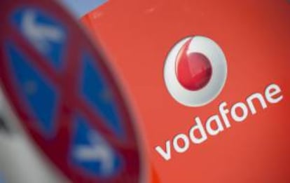 Orange y Vodafone han pedido la "intervención urgente" de la CMT "ante la imposibilidad de alcanzar un acuerdo con Telefónica" para compartir la infraestructura de fibra óptica de los edificios, mientras que este grupo de telecomunicaciones reitera que las negociaciones están abiertas. EFE/Archivo