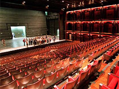 Un grupo de visitantes sobre el escenario de la espectacular sala grande del nuevo Lliure.