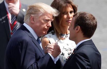 Macron y Trump junto a Melania Trump este viernes en Par&iacute;s.