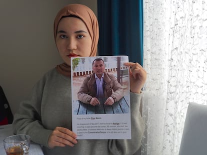 Una estudiante uigur en Estambul sostiene la foto de su padre, un empresario detenido hace más de tres años.