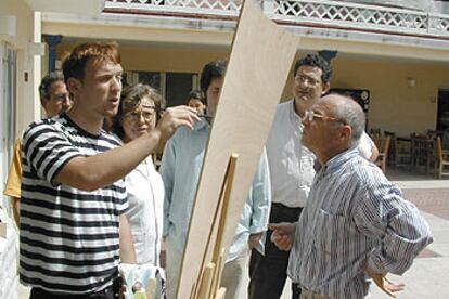 Antonio López imparte un taller de pintura en la sede de la UIMP, en Santander.