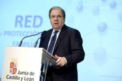 El presidente de la Junta de Castilla y León, Juan Vicente Herrera (i), durante su intervención esta mañana en la presentación de la Red de Protección a las Familias Afectadas por la Crisis, novedosa entre las autonomías españolas en cuanto a dotación económica, dimensión, características y agentes implicados, cuyo objetivo último es la inserción laboral de sus integrantes.