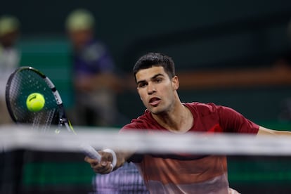 Alcaraz volea en un instante del partido frente a Shapovalov.