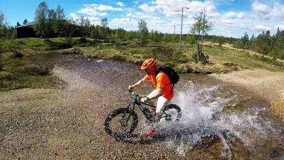 El autor cruzando un arroyo parque nacional Urho Kekkonen