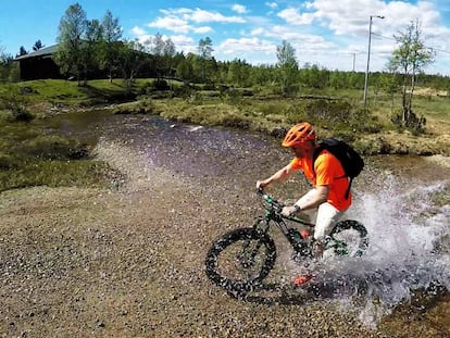 El autor cruzando un arroyo parque nacional Urho Kekkonen