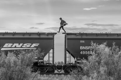 Premio al proyecto 2024 para 'Los dos muros', del fotógrafo venezolano Alejandro Cegarra, para The New York Times/Bloomberg. En la imagen, un migrante camina sobre un tren de carga conocido como 'La bestia' cuando llega a Piedras Negras, el 8 de octubre de 2023. Basado en su propia experiencia como migrante desde su Venezuela natal a México en 2017, el fotógrafo Alejandro Cegarra inició este proyecto en 2018. 