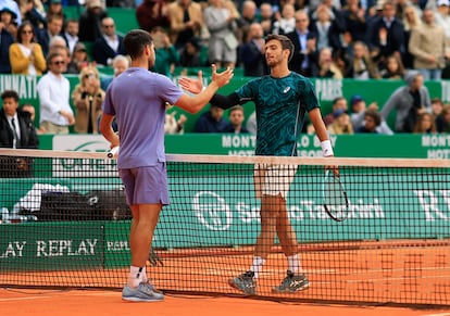 Carlos Alcaraz saluda a Lorenzo Musetti al final del partido.