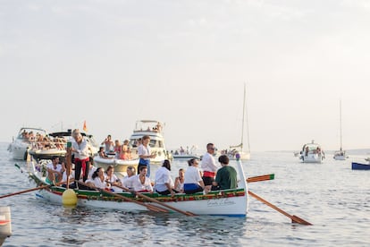 Una de las jábegas durante la procesión de la Virgen del Carmen, en el barrio malagueño de El Palo.