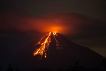 Vista del volcán de Colima la noche del viernes 10 de julio.