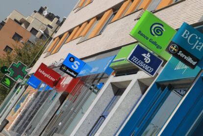 Oficinas de bancos y cajas de ahorros en una calle de Madrid.