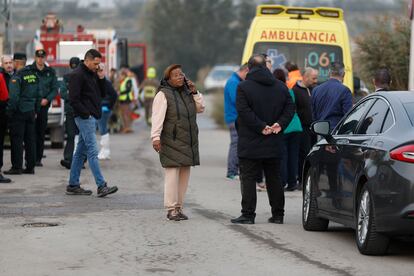 Miembros de los servicios de emergencia y familiares de residentes a las puertas de la residencia de mayores en Villafranca de Ebro, este viernes.