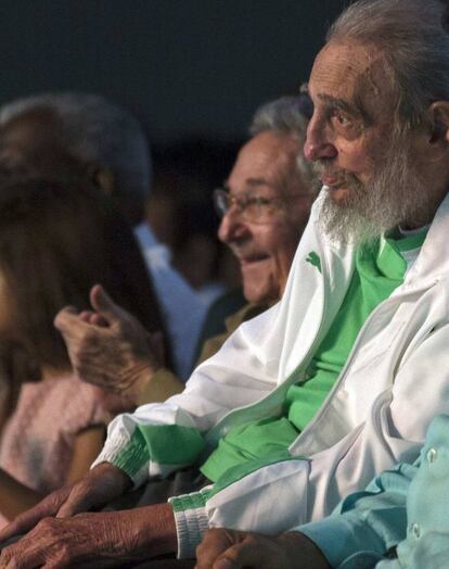 Fidel y Raul Castro durante el 90 cumpleaños del expresidente cubano