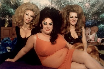 Divine junto a Cookie Mueller y Susan Walsh en una imagen de 'Female Trouble'.