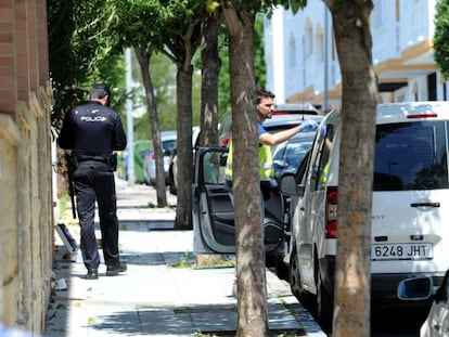 La policía investiga en el lugar del suceso en Marbella. 