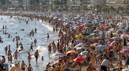 Una playa de Benidorm en verano.