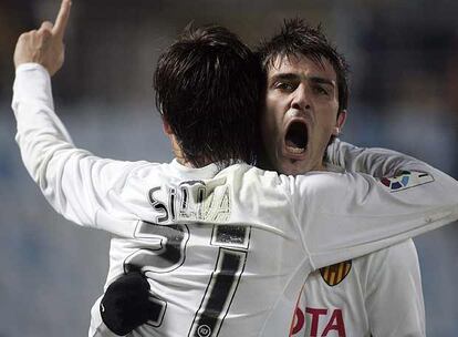 Silva y Villa festejan el gol del empate
