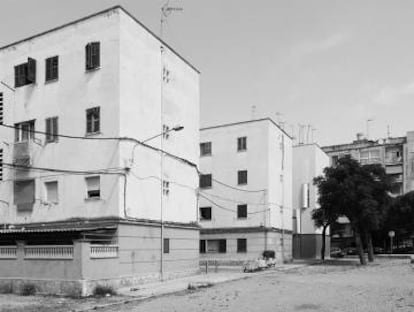 Bloques sobre los que se proyectó un plan de rehabilitación, finalmente abandonado, en el grupo de viviendas Generalísimo Franco, “Corea”. Al fondo de la imagen el Bloque XII, el único de los 26 del Barrio del Camp Redó, en Palma de Mallorca, que llegó a ser reformado.