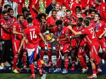 Los jugadores del Bayern, con Coman con el trofeo, celebran la victoria en la Champions tras ganar este domingo al PSG.