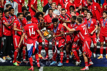 Los jugadores del Bayern, con Coman con el trofeo, celebran la victoria en la Champions tras ganar este domingo al PSG.