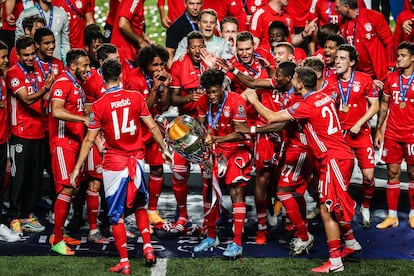 Los jugadores del Bayern, con Coman con el trofeo, celebran la victoria en la Champions tras ganar este domingo al PSG.