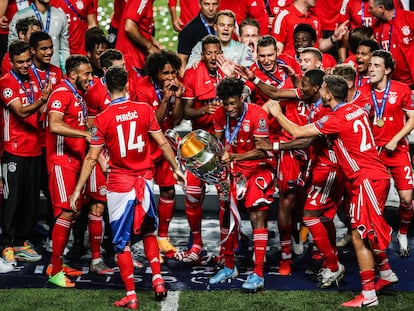 Los jugadores del Bayern, con Coman con el trofeo, celebran la victoria en la Champions tras ganar este domingo al PSG.
