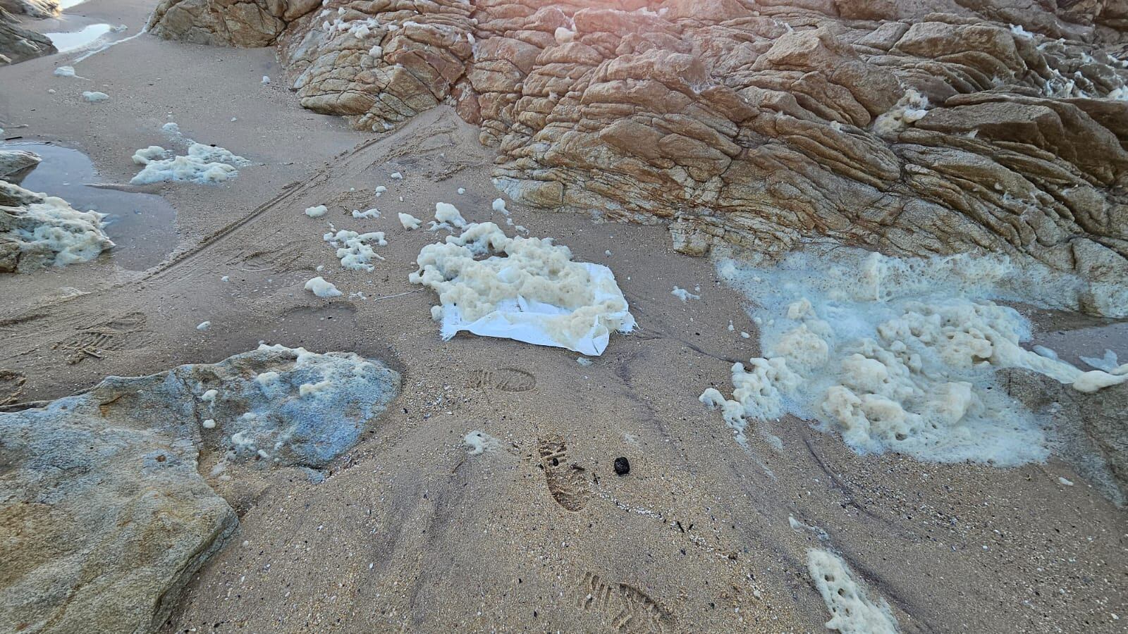 Sacos rotos de 'pellets' en la playa de Balieiros el pasado 13 de diciembre.