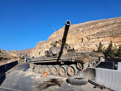 Un tanque del ejército sirio, abandonado ante el avance rebelde, en la carretera de la frontera con Líbano a Damasco, este lunes.
