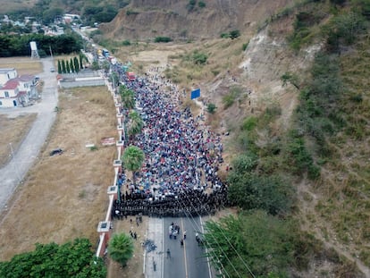 Soldados y policías guatemaltecos forman una barricada humana para detener a los migrantes hondureños que caminan por una carretera hoy, en Chiquimula.