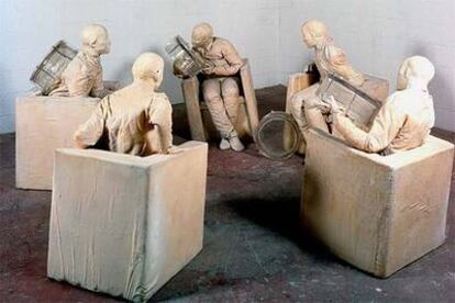 La obra <i>Seated figures with 5 drums</i> (1999), de Juan Muñoz (Estate of Juan Muñoz).