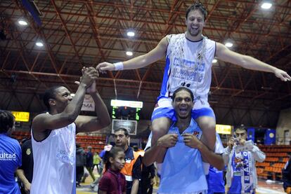 Jugadores del Obradoiro celebran el ascenso el pasado junio.