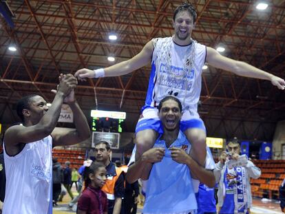 Jugadores del Obradoiro celebran el ascenso el pasado junio.