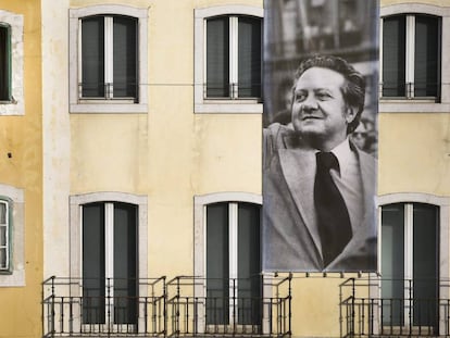 Un hombre observa la bandera con la imagen de Mario So&aacute;res durante su funeral en Lisboa.