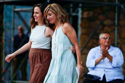 Yolanda Díaz, junto a Ione Belarra, durante el acto de campaña en Córdoba.