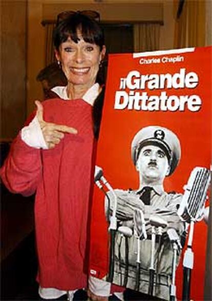 Geraldine Chaplin posa ante el cartel de la película de su padre <i>El gran dictador</i>.