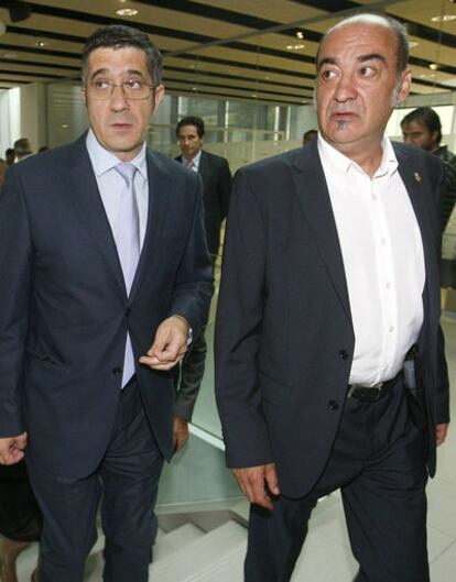 El <i>lehendakari,</i> Patxi López, junto al diputado general de Gipuzkoa, Martin Garitano, en la Universidad de Mondragón.