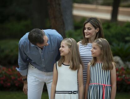 La Familia Real antes del posado en los jardines del palacio de Marivent, en Palma de Mallorca. 