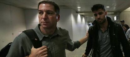David Miranda, a la derecha, a su llegada al aeropuerto de R&iacute;o, donde le esperaba Glenn Greenwald (a la izquierda)