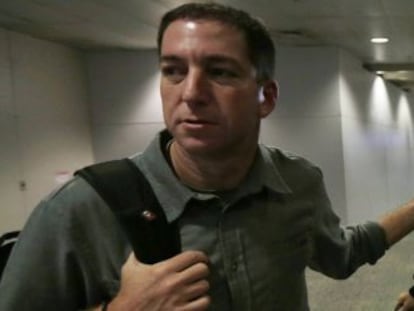 David Miranda, a la derecha, a su llegada al aeropuerto de R&iacute;o, donde le esperaba Glenn Greenwald (a la izquierda)