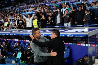 El técnico del FC Barcelona Xavi Hernández saluda a su homólogo en el RCD Espanyol Luis García minutos antes de comenzar el partido. 

