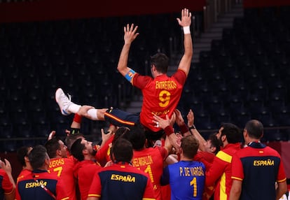 Los jugadores españoles celebran el bronce tras vencer a Egipto en el encuentro masculino de balonmano, el 7 de agosto en el Estadio Nacional de Yoyogi en Tokio.