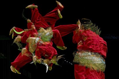 Los luchadores tailandeses Adisak Jehna y Beela Nawae participan en una exhibición artística del arte marcial Pencak Silat en los Juegos del Sudeste Asiático celebrados en Kuala Lumpur (Malasia).