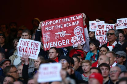 Hinchas del Arsenal, cansados de Arsene Wenger, piden un cambio en el banquillo.