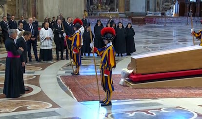 Emmanuel Macron, presidente francés, ante el féretro de Francisco en la basílica de San Pedro.
