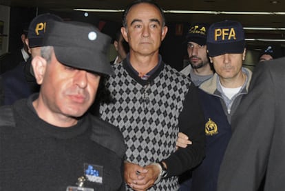 Julio Alberto Poch, acompañado por agentes de la policía, tras su llegada a Buenos Aires, el jueves.