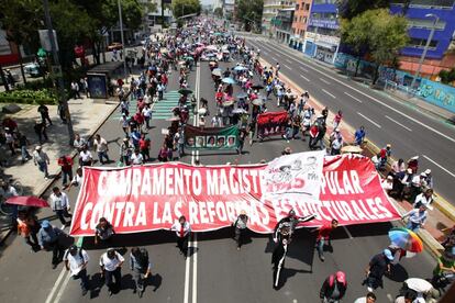 01/09/2013.- Maestros disidentes participan en Ciudad de México en una protesta contra la reforma energética. Manifestantes de diferentes grupos llegaron a las inmediaciones de la Cámara de Diputados de México, rodeada por miles de agentes de seguridad, donde el secretario de Gobernación (Interior), Miguel Ángel Osorio, entregará en breve el primer informe de gobierno del presidente Enrique Peña Nieto.