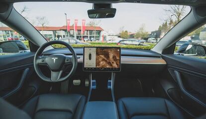 Interior de un Tesla Model 3.